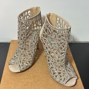 Betsey Johnson 4” Heel Rhinestone Intricate Cut-out Design Peep Toe Size 11